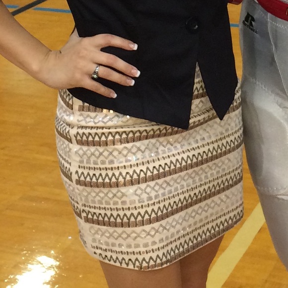 Sequenced designed tan skirt - Picture 4 of 4